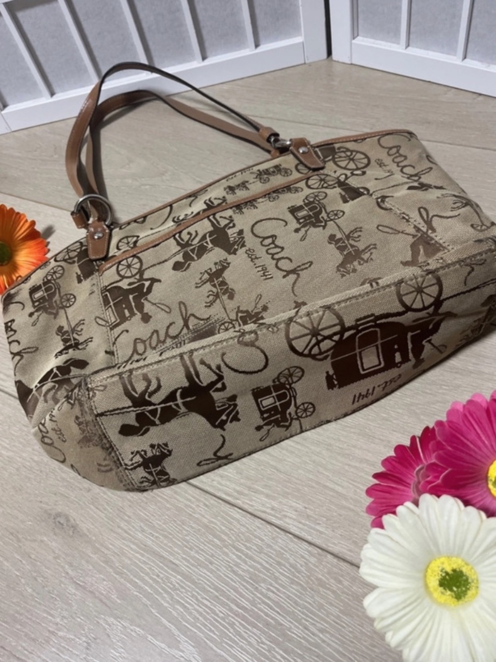 Preloved [100 % Authentic] vintage Coach Horse & Carriage Jacquard Pleated Tote - Picture 2 of 11